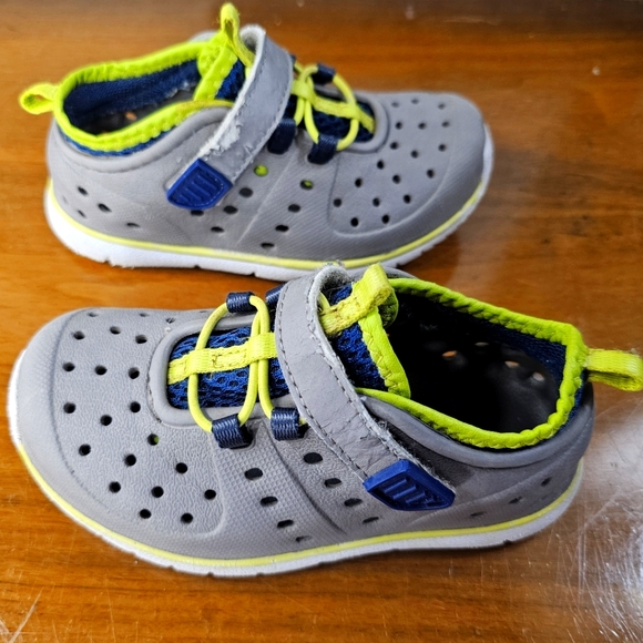 Members Mark Gray Foam Breathable Velcro Outdoor Shoes - Toddler 8 - Picture 2 of 5